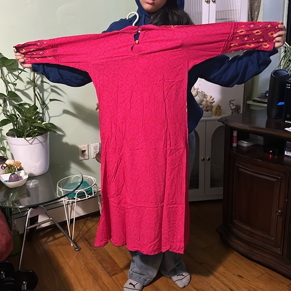 It is small for me. Indian Kurti, bright pink color with printed design 3/4 slee - Picture 3 of 13